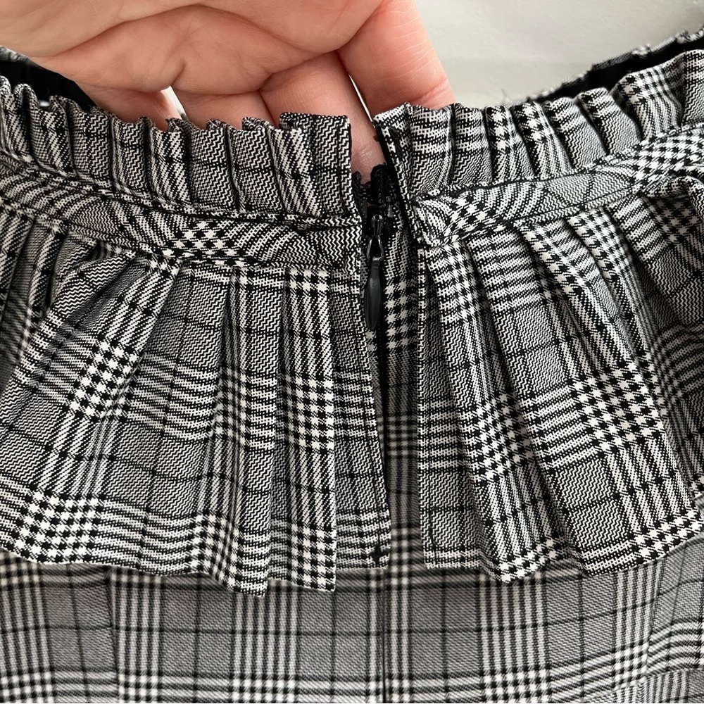 Urban Outfitters black white plaid off shoulder pleated ruffle romper 6 - Picture 10 of 13